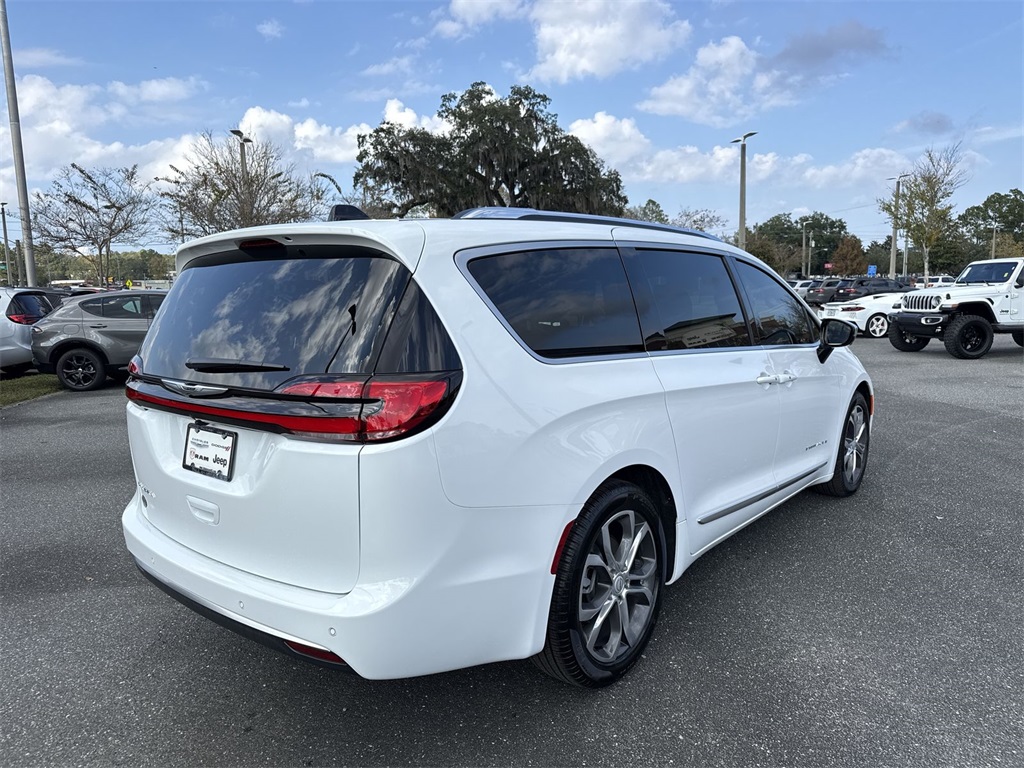 2026 Chrysler Pacifica Pinnacle photo 2