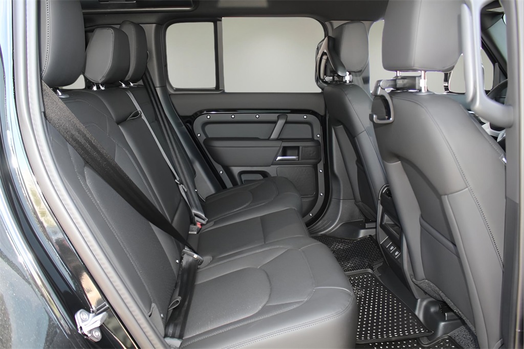 2025 Land Rover Defender 110 S photo 17