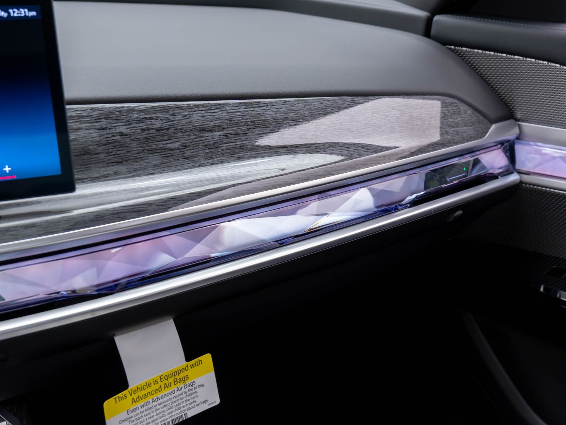 New 2025 Mineral White Metallic BMW 750e xDrive image 29