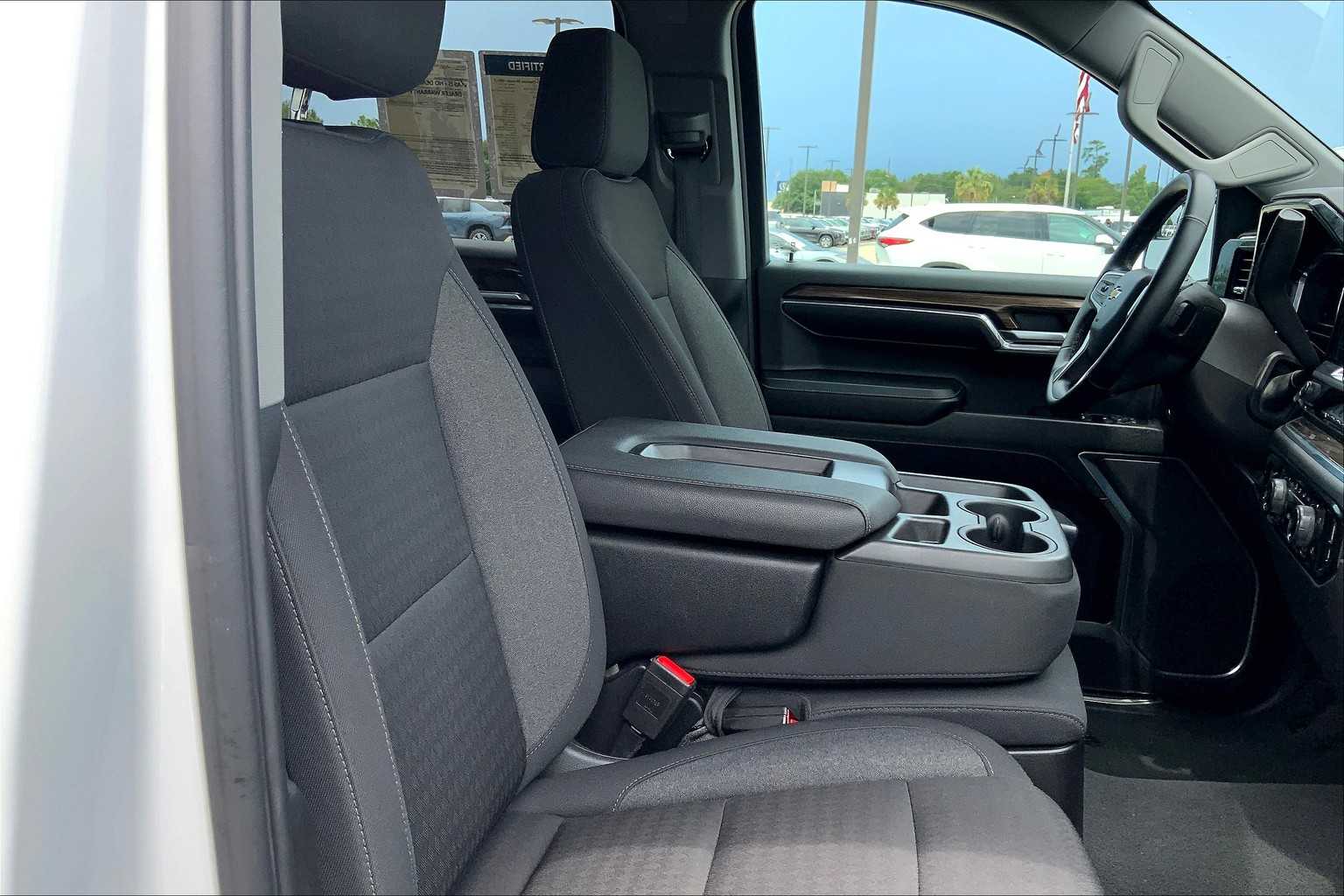 2024 Chevrolet Silverado 1500 LT photo 8