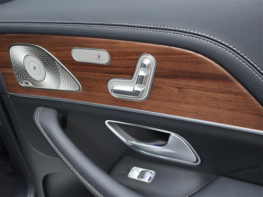 2025 Mercedes Benz GLS 580 4MATIC photo 13