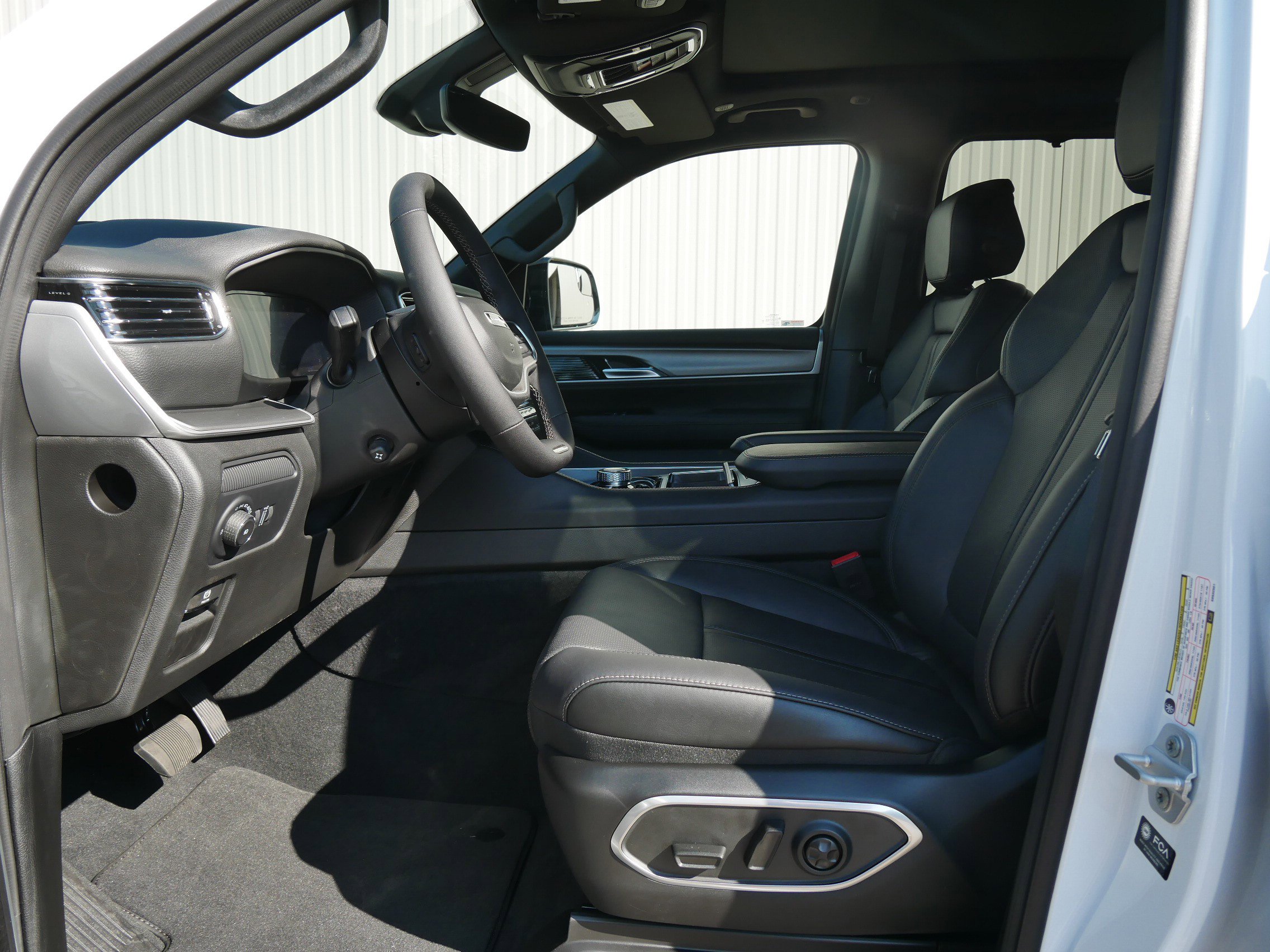 2025 Jeep Wagoneer Series II Carbide photo 6
