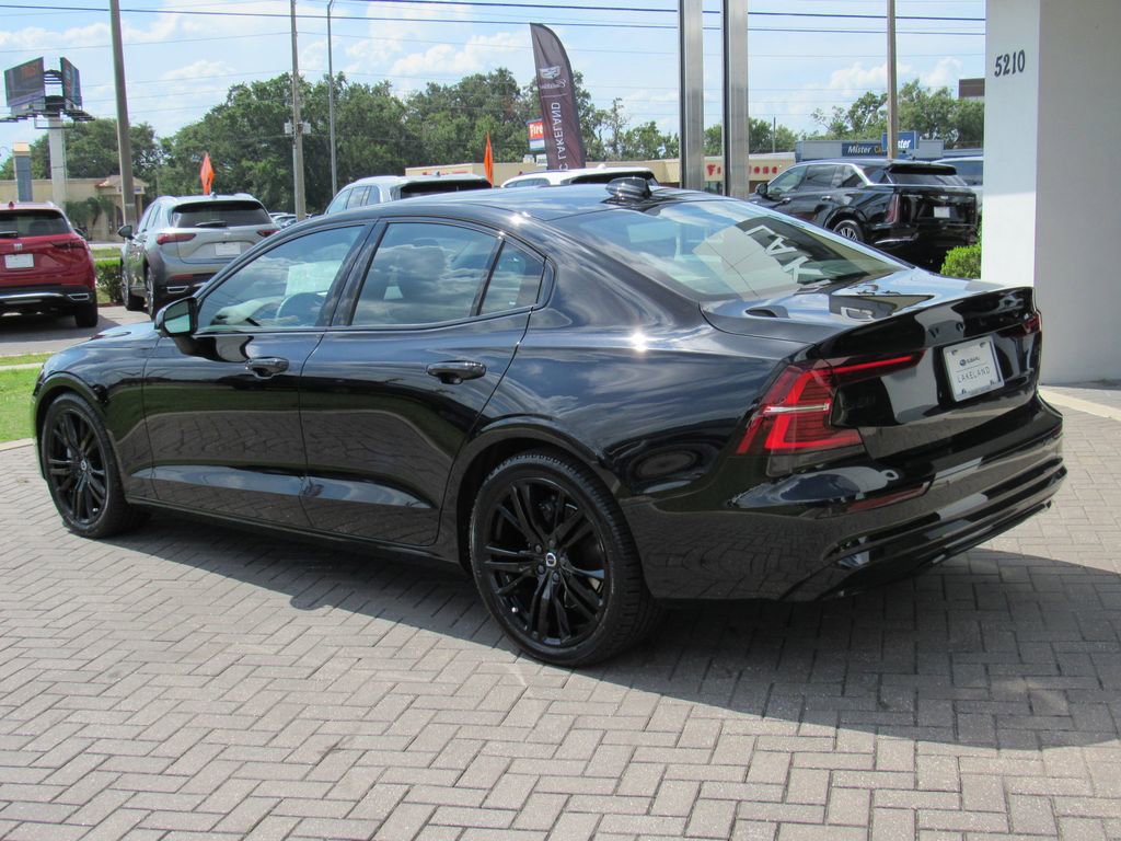 2023 Volvo S60 B5 Plus Black Edition photo 4