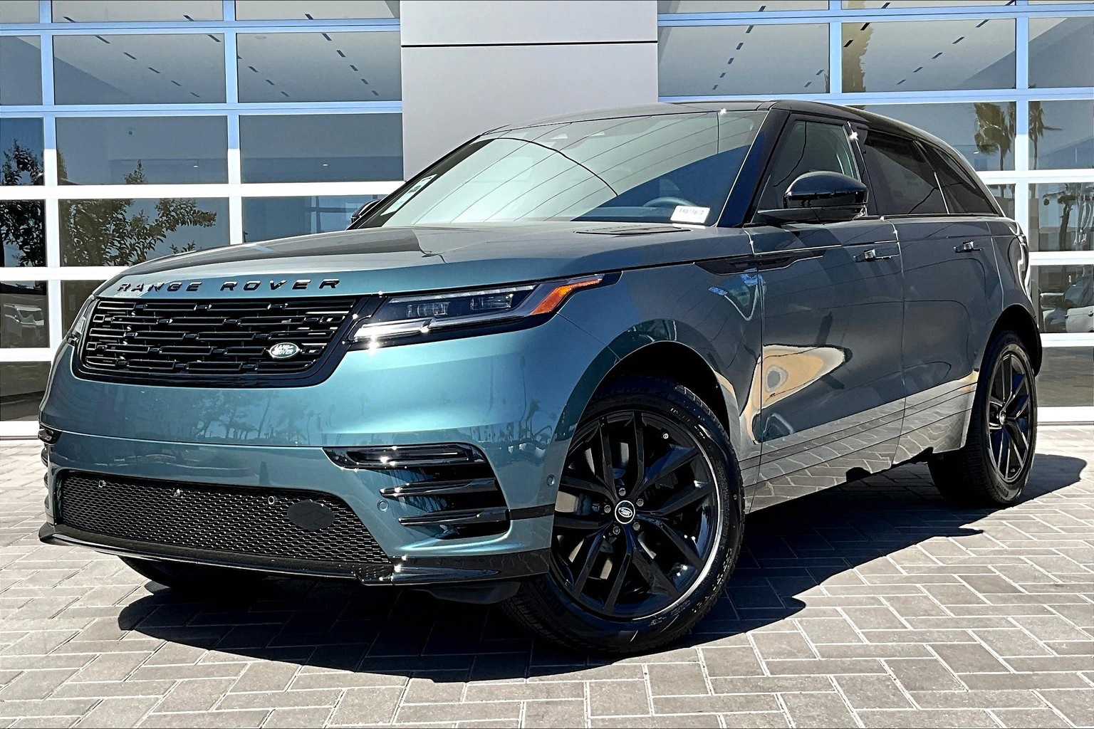 2026 Land Rover Range Rover Velar Dynamic SE's photo
