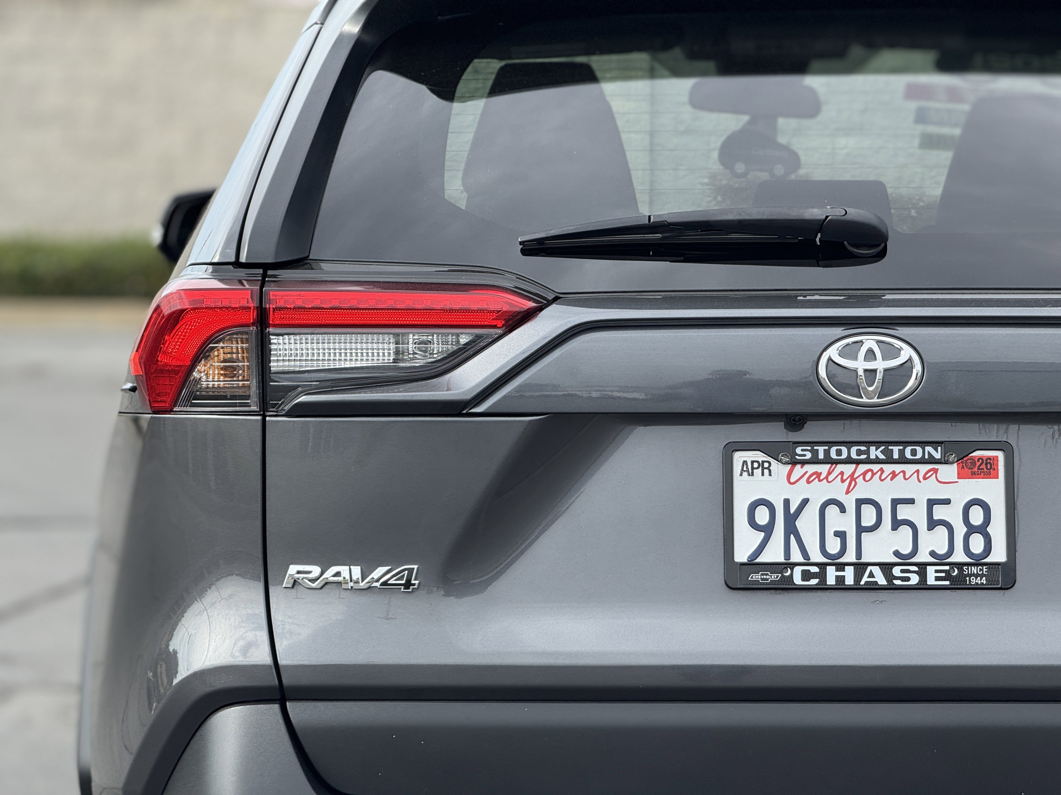 2021 Toyota RAV4 XLE photo 2
