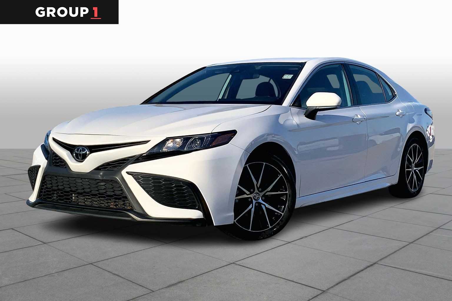 2024 Toyota Camry SE's photo