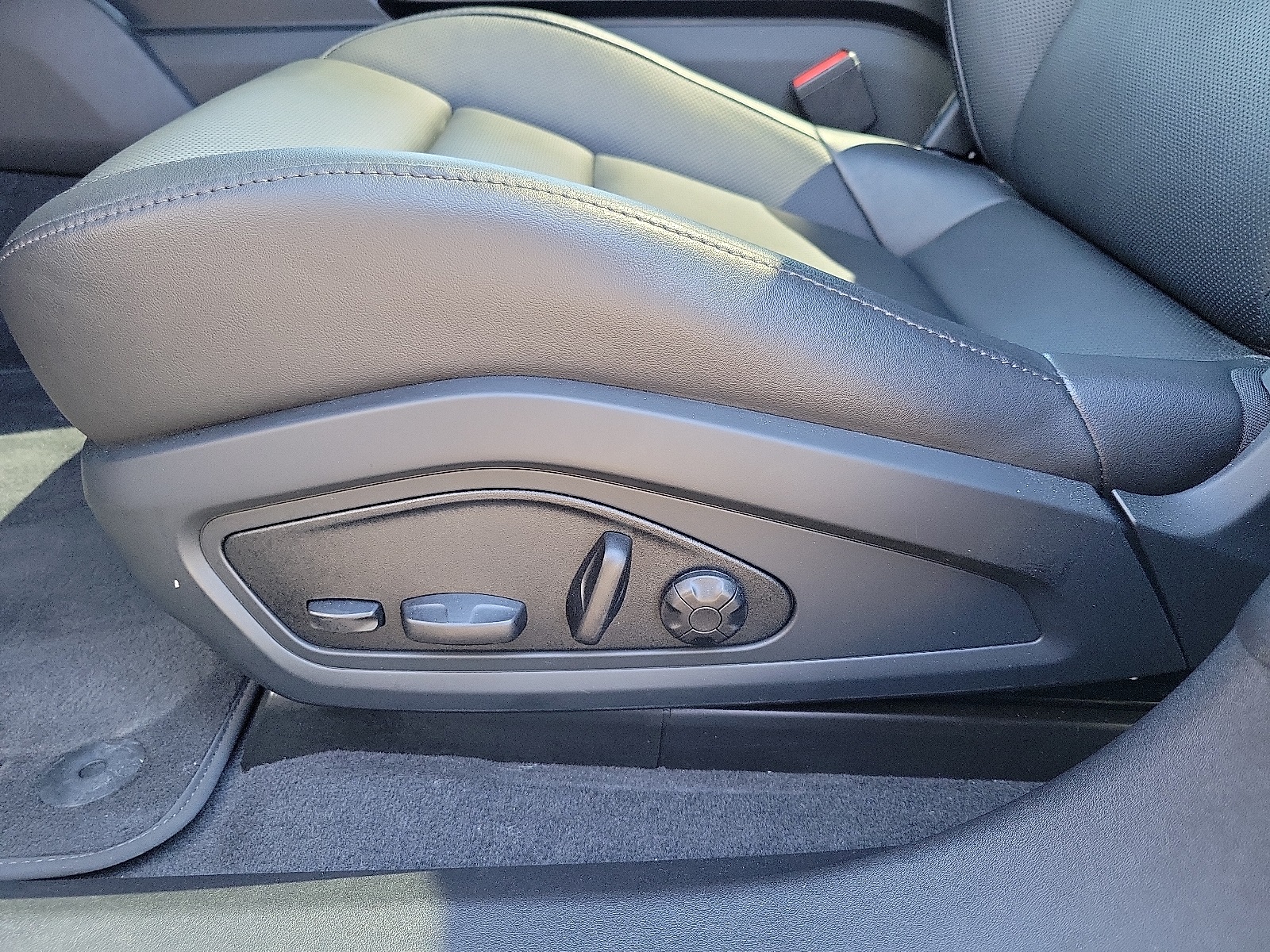 2025 Porsche Taycan photo 24