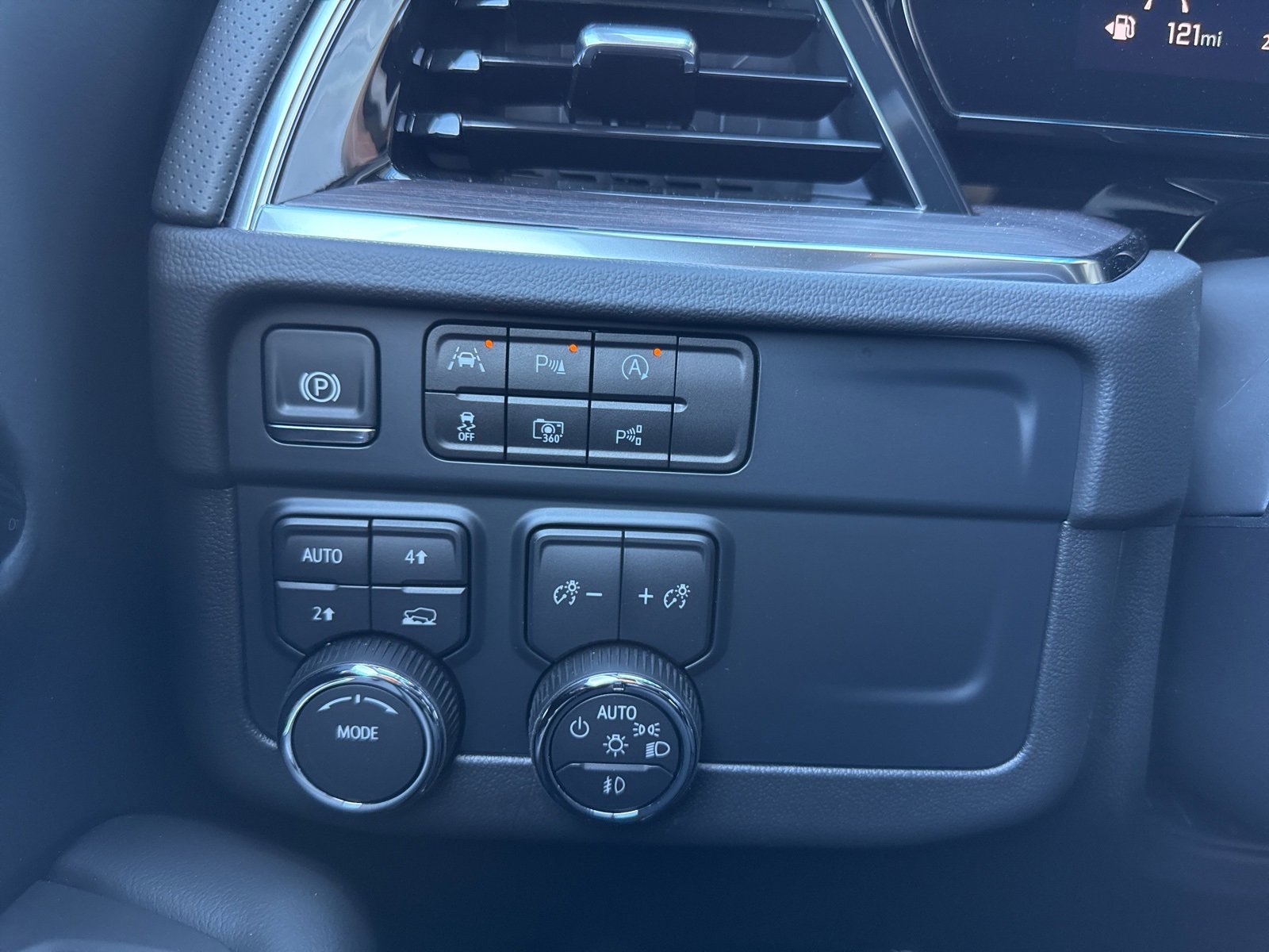 2025 Chevrolet Suburban Premier photo 36