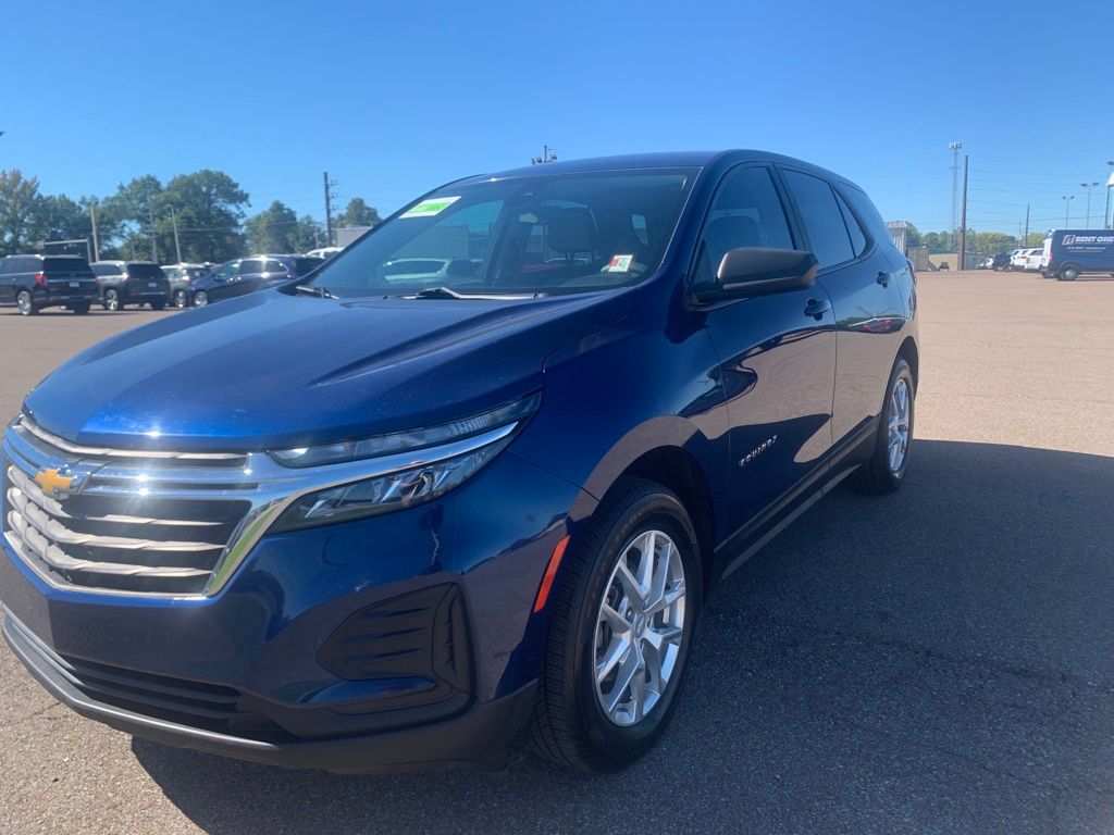 2022 Chevrolet Equinox LS photo 3