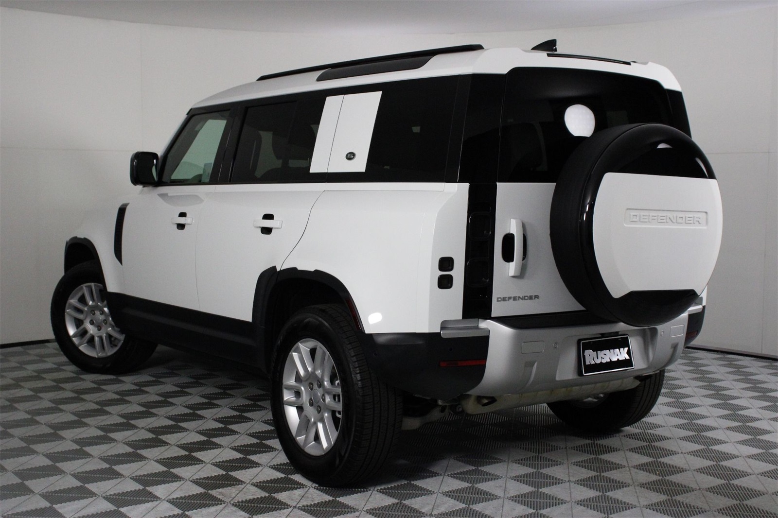 2024 Land Rover Defender 110 S photo 2