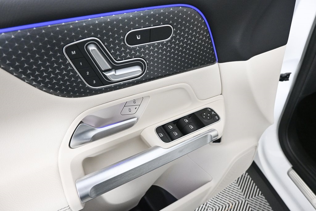 2025 Mercedes Benz GLB 250 photo 5
