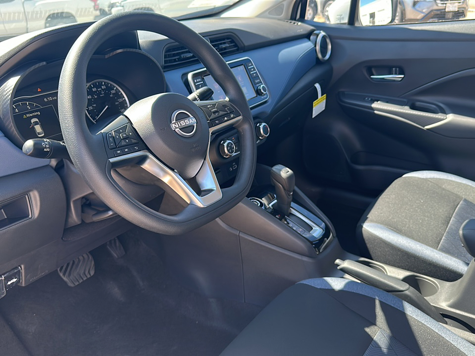 2025 Nissan Versa 1.6 SV photo 3