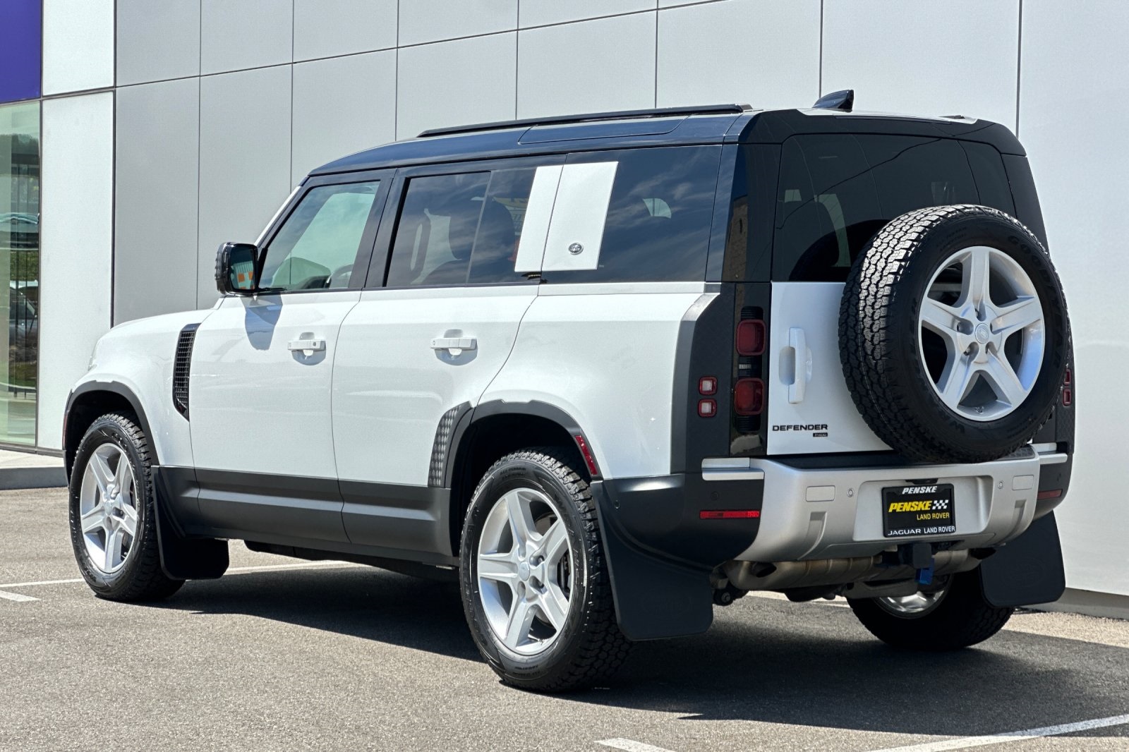 2021 Land Rover Defender 110 SE photo 3