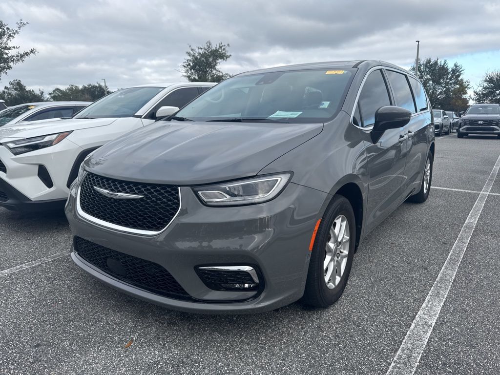 2023 Chrysler Pacifica Touring L's photo