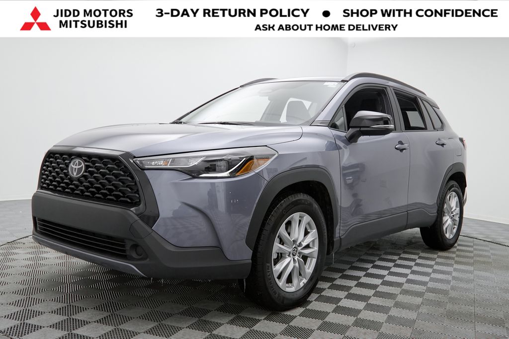 2025 Toyota Corolla Cross LE's photo