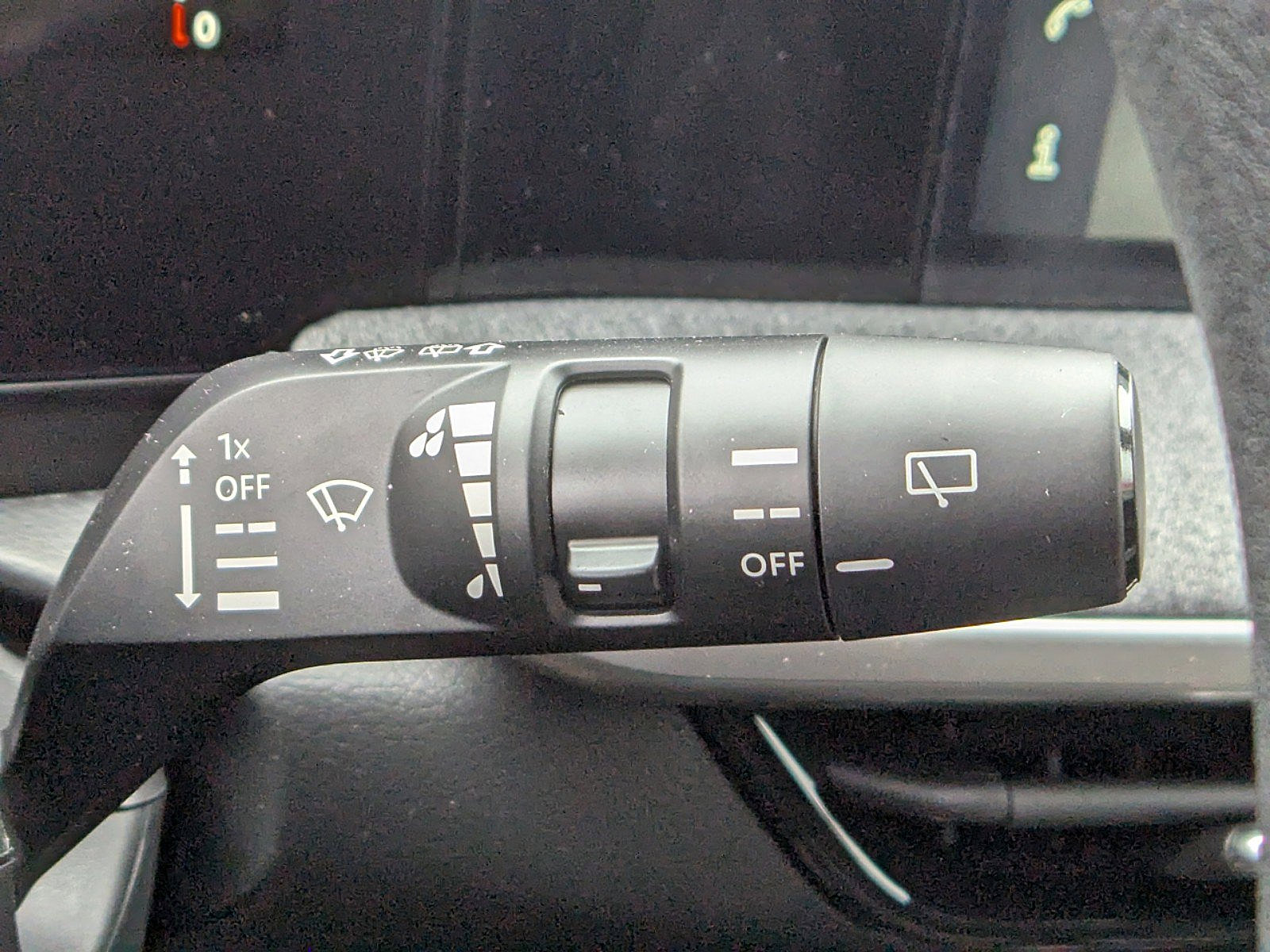 2025 Nissan Kicks SV photo 15