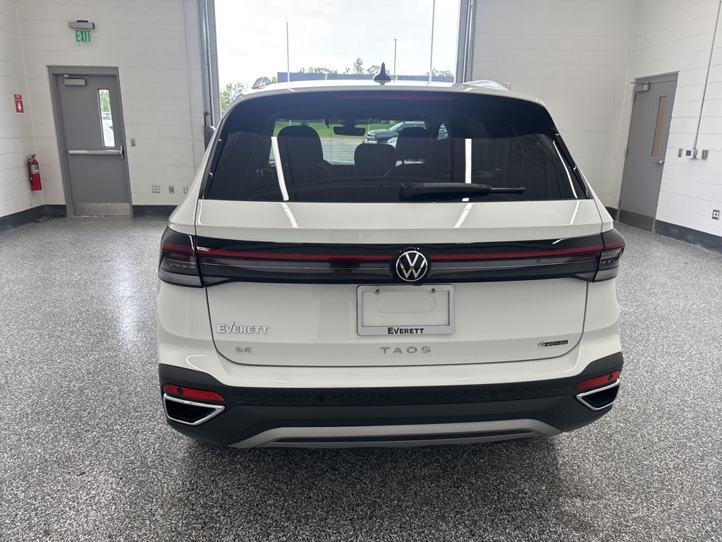 2025 Volkswagen Taos SE photo 3