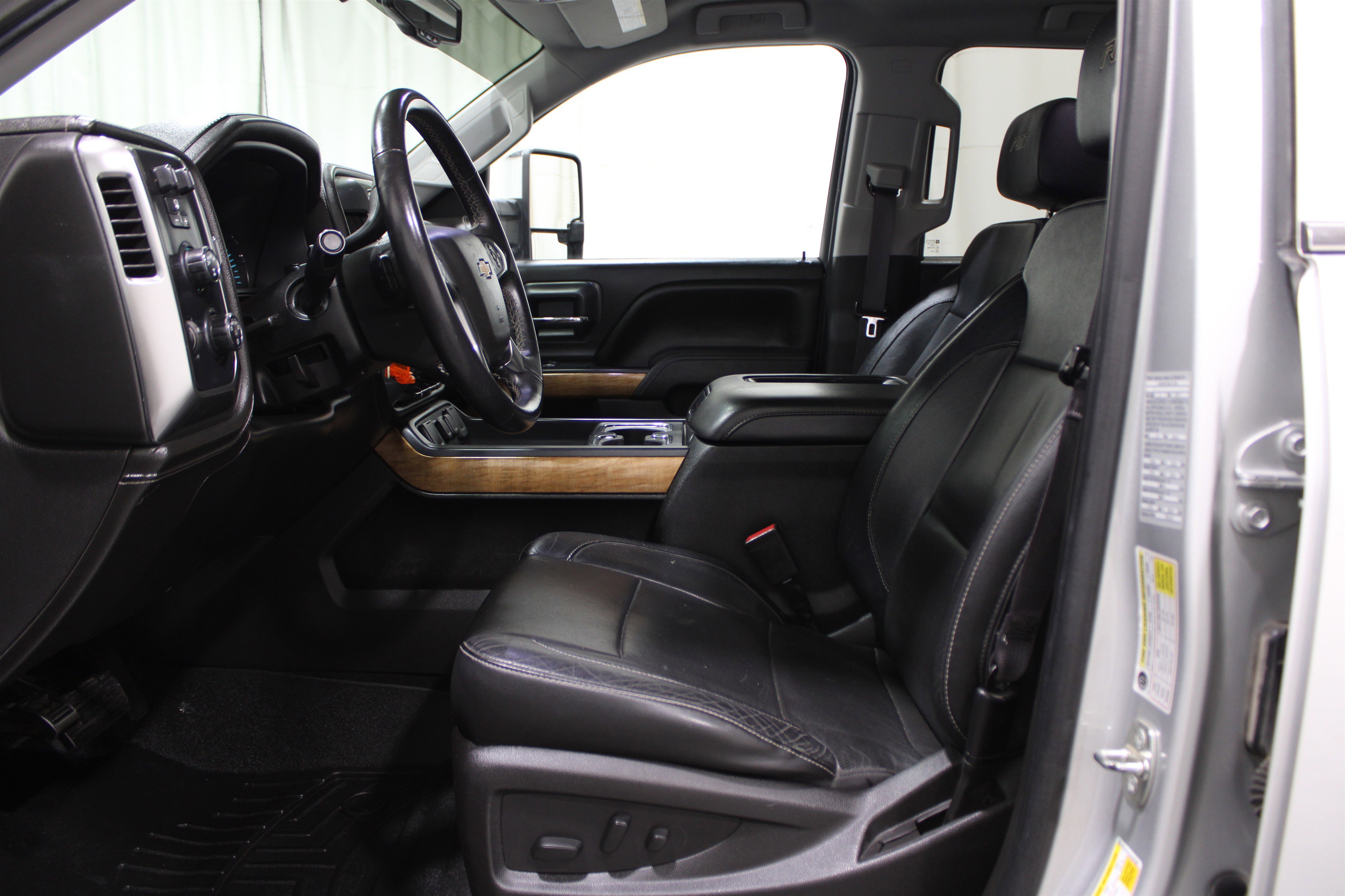 2017 Chevrolet Silverado LTZ photo 3