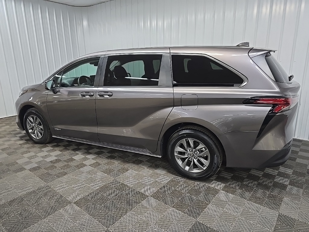2021 Toyota Sienna LE photo 4
