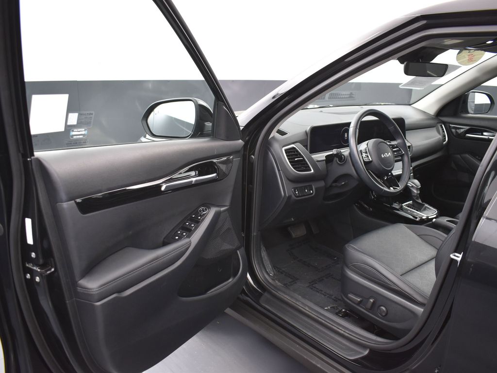 2025 Kia Seltos EX photo 3