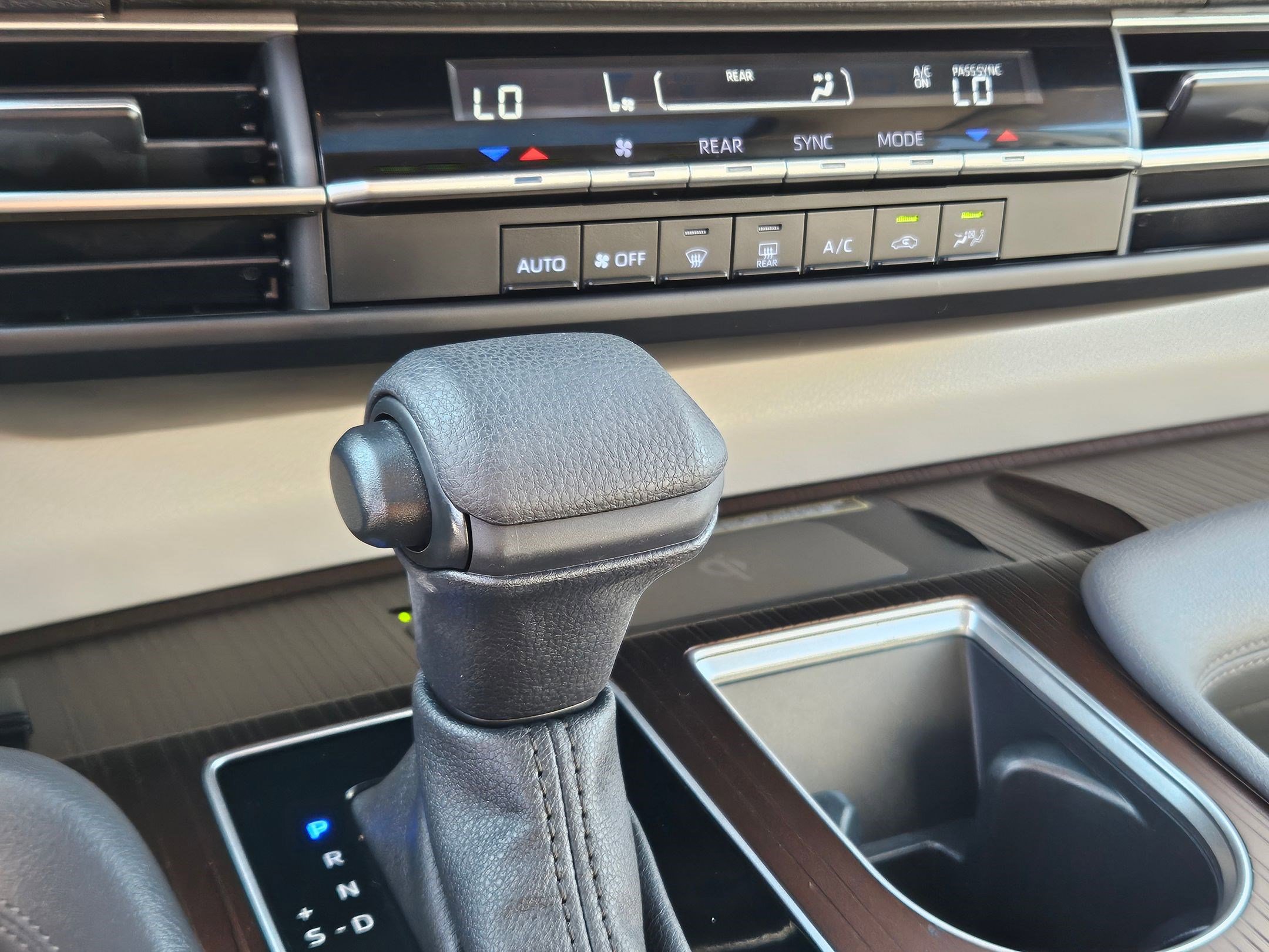 2023 Toyota Sienna LE photo 23