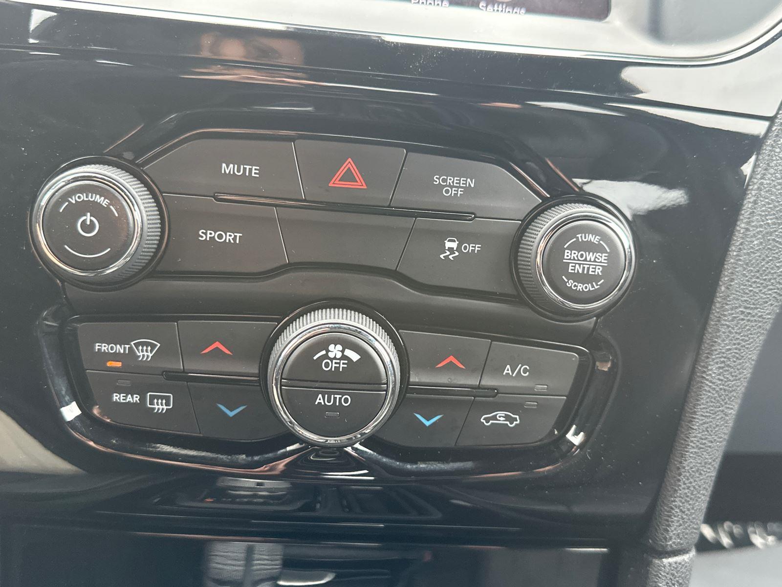 2020 Chrysler 300 photo 16