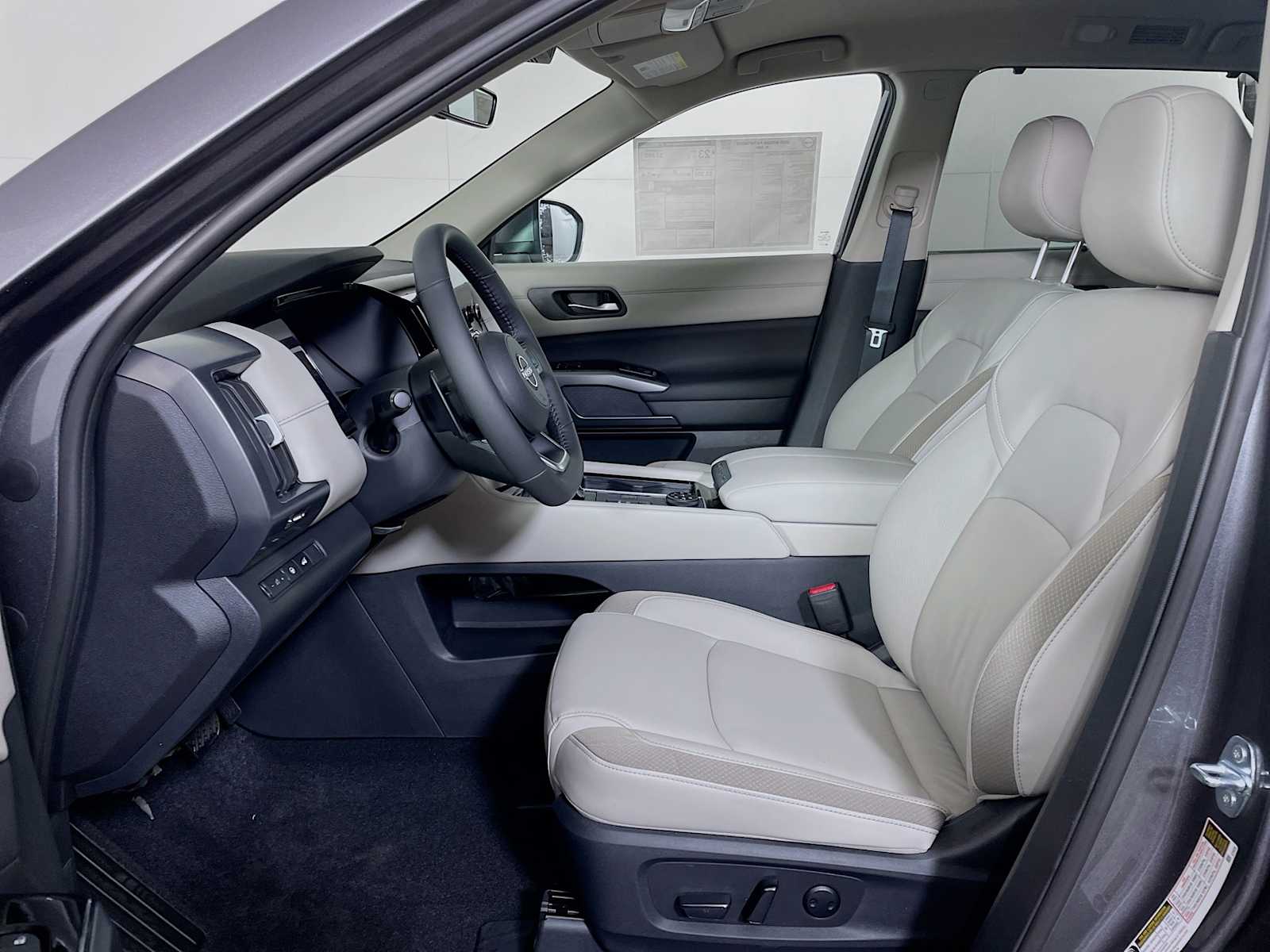 2025 Nissan Pathfinder SL photo 4