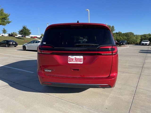 2026 Chrysler Pacifica photo 2