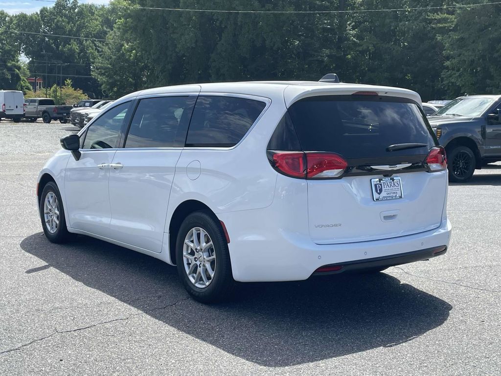 2025 Chrysler Voyager LX photo 5
