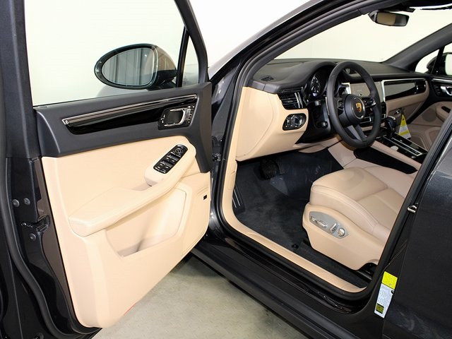 2026 Porsche Macan T photo 3