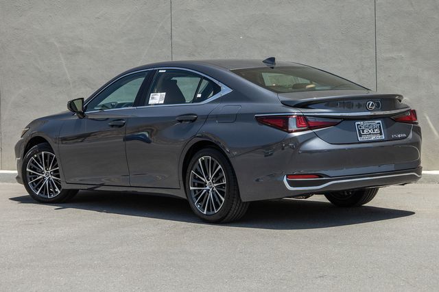 2025 Lexus ES 300h photo 3