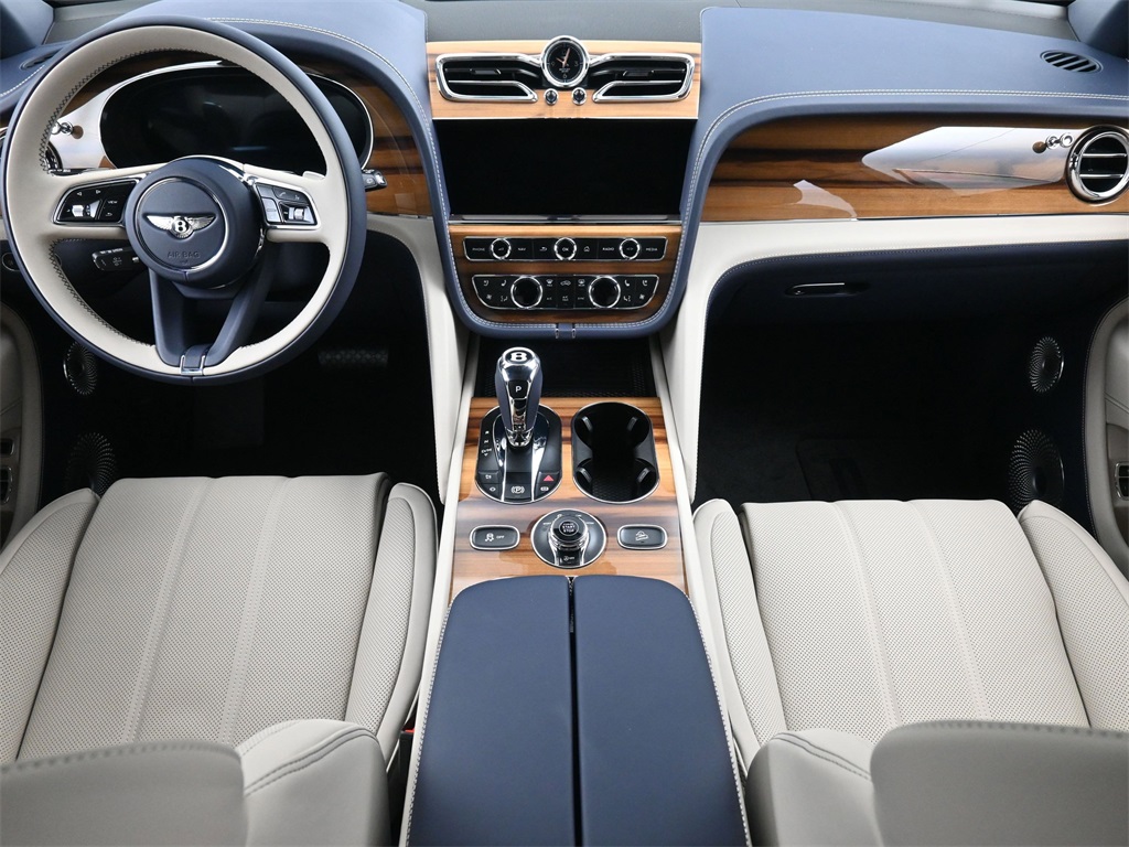 2025 Bentley Bentayga EWB photo 4