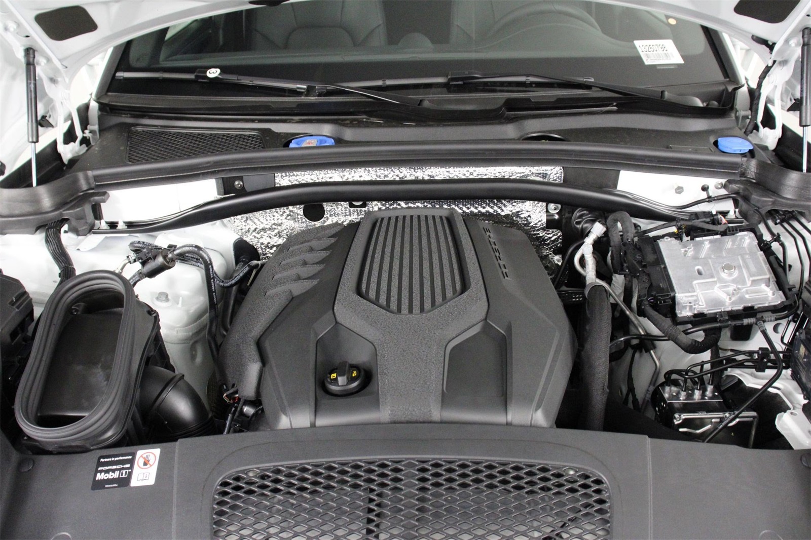 2025 Porsche Macan T photo 17