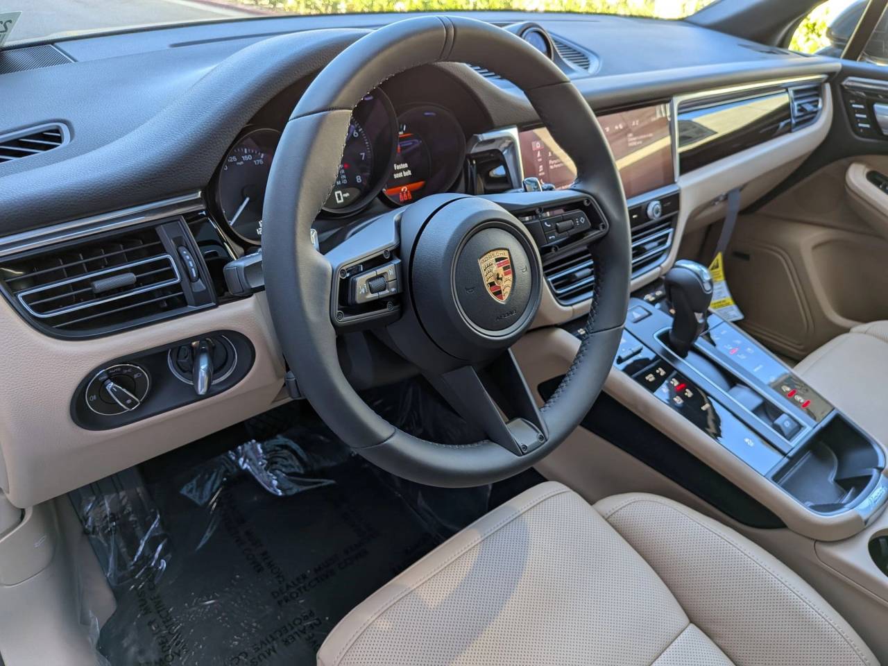 2025 Porsche Macan T photo 4