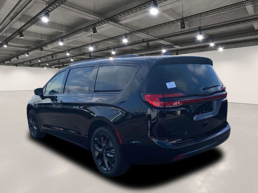 2026 Chrysler Pacifica Limited photo 3