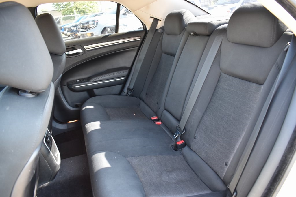 2018 Chrysler 300 Touring photo 8