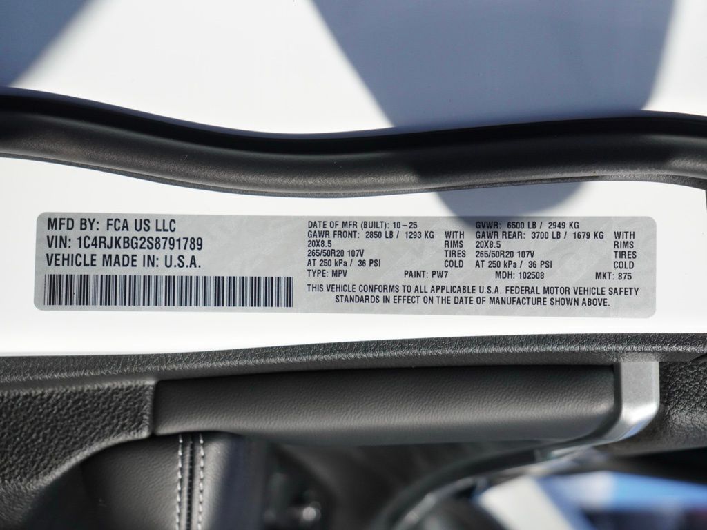 New 2025 Bright White Clear-Coat Exterior Paint Jeep Limited Black Appearance Edition image 33