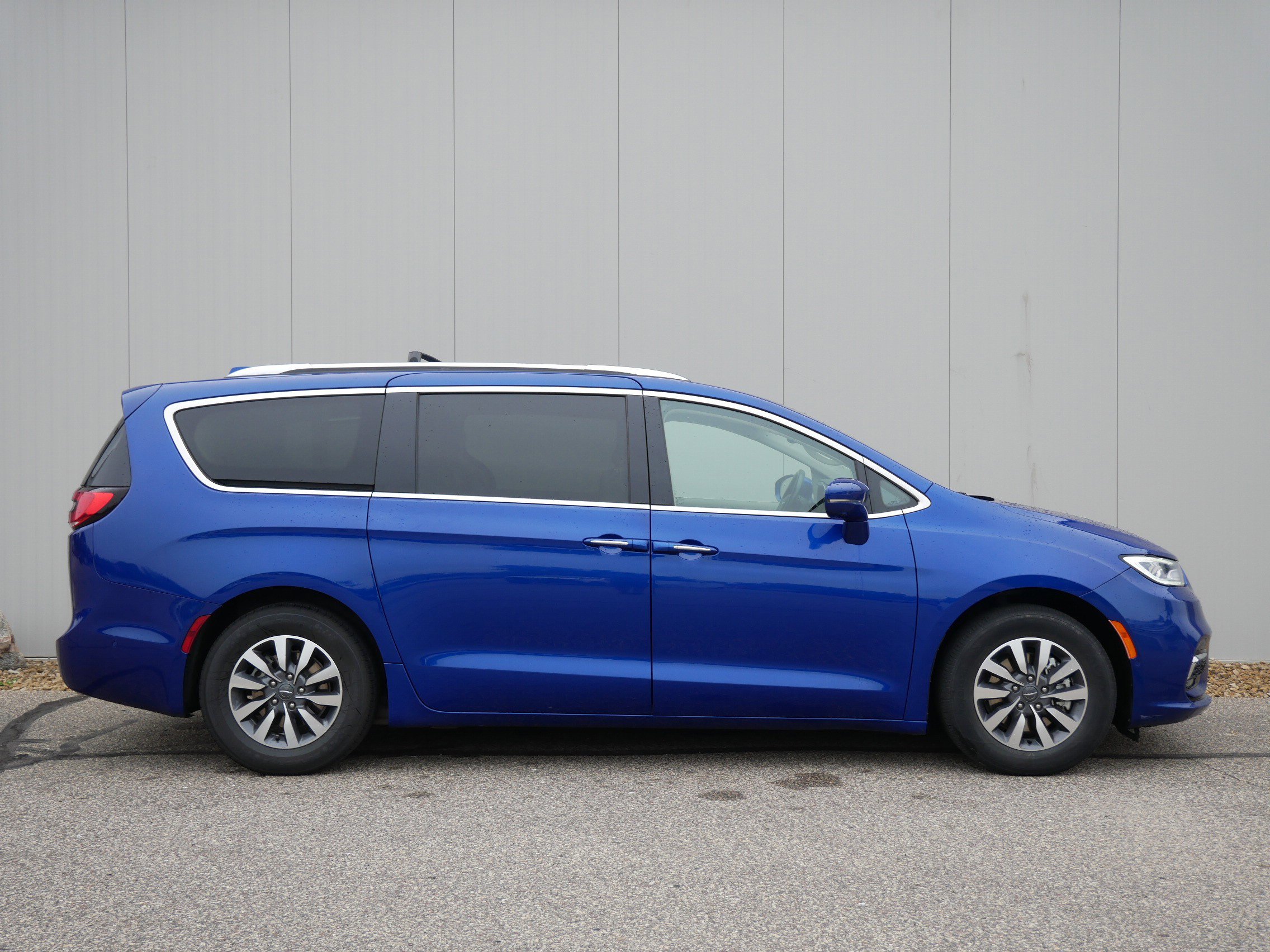 2021 Chrysler Pacifica Hybrid Touring L photo 5