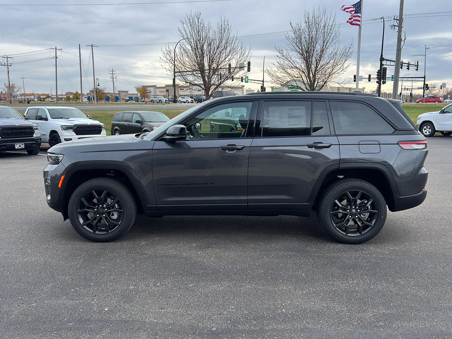 2025 Jeep Grand Cherokee Limited photo 4