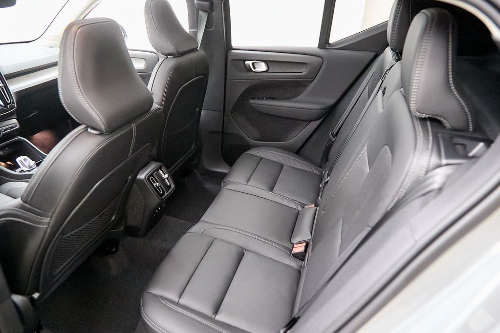 2025 VOLVO XC40 - Image 14