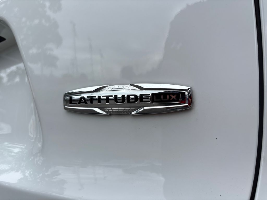 2022 Jeep Cherokee Latitude Lux photo 11