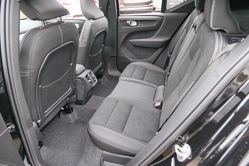 2026 VOLVO XC40 - Image 17