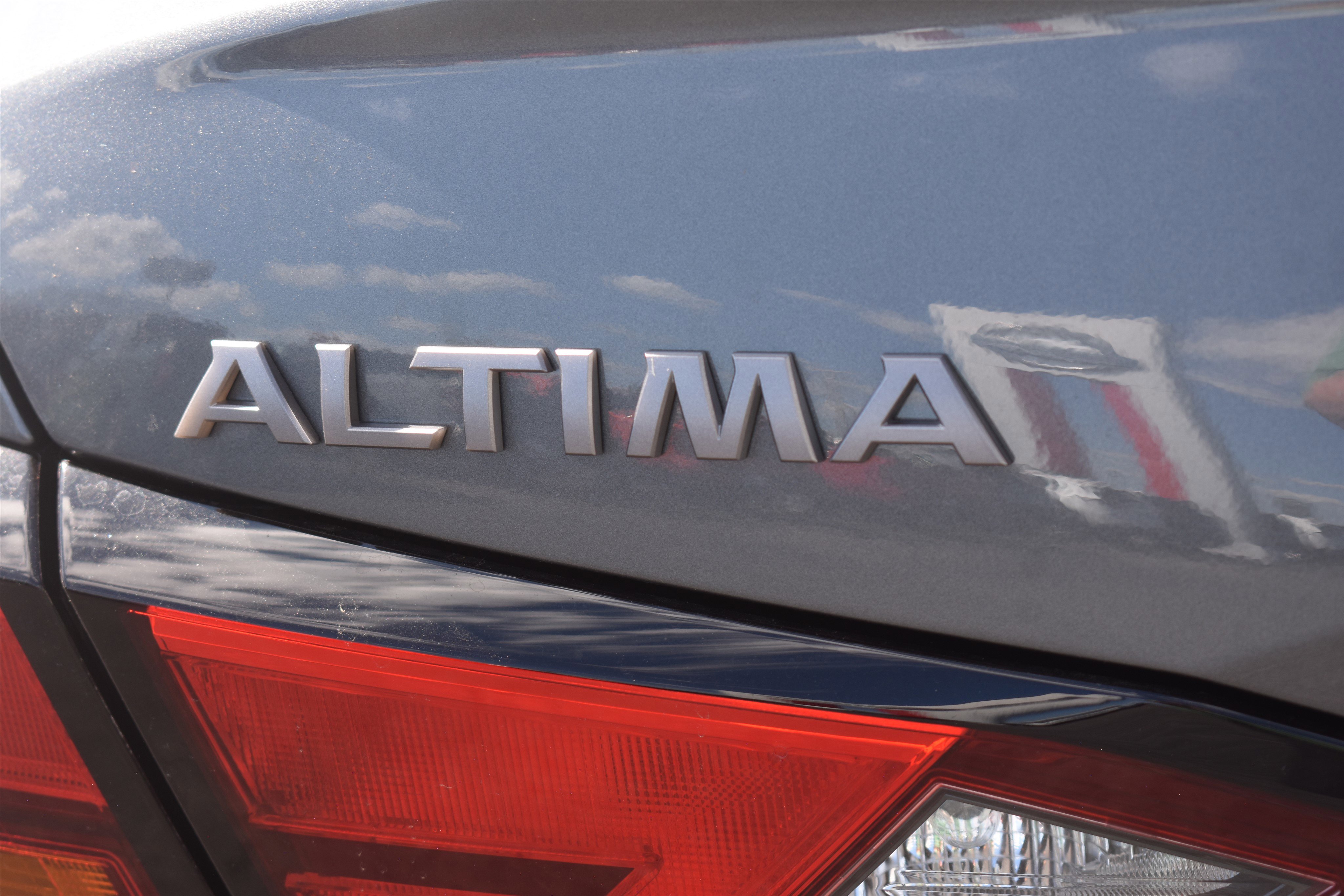 2025 Nissan Altima SR photo 2