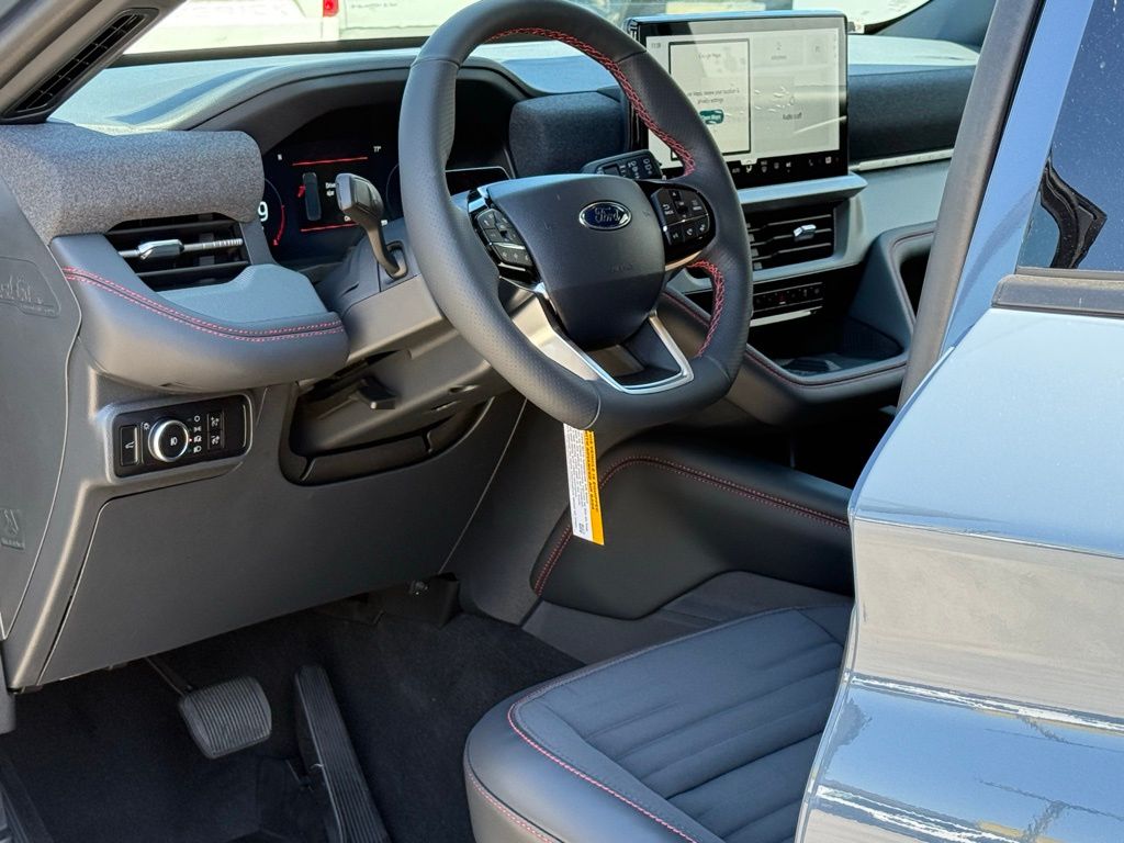 2025 Ford Explorer ST-Line photo 7