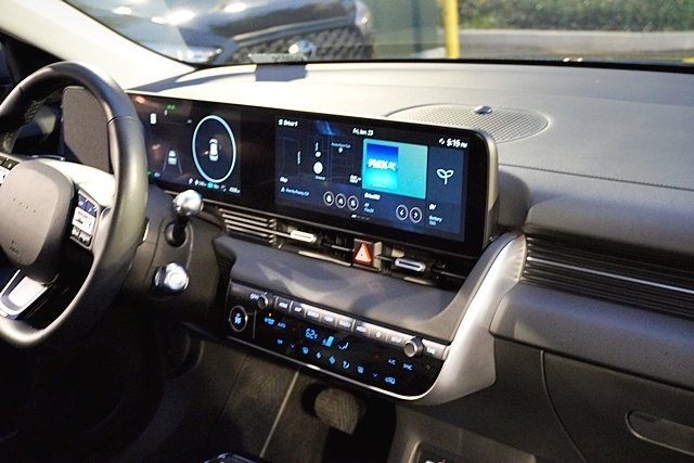 Used 2025 Green Hyundai SEL image 12