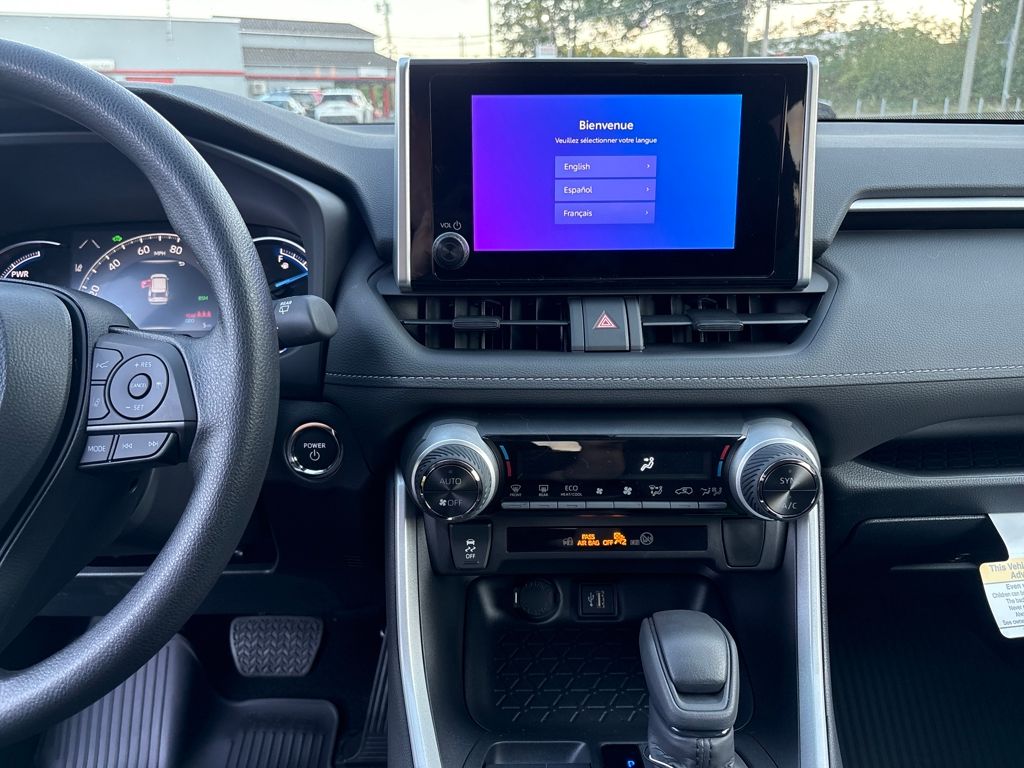 2025 Toyota RAV4 Hybrid XLE photo 17