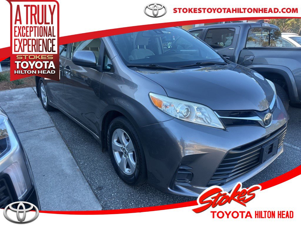 2020 Toyota Sienna LE's photo