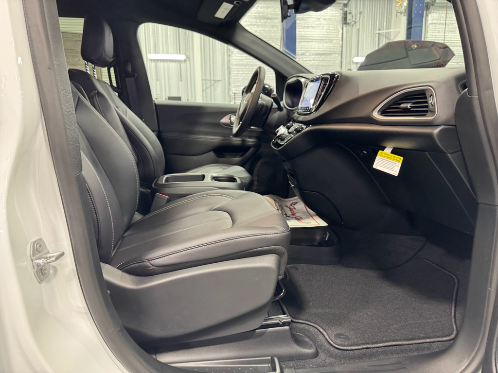 2026 Chrysler Voyager LX photo 17