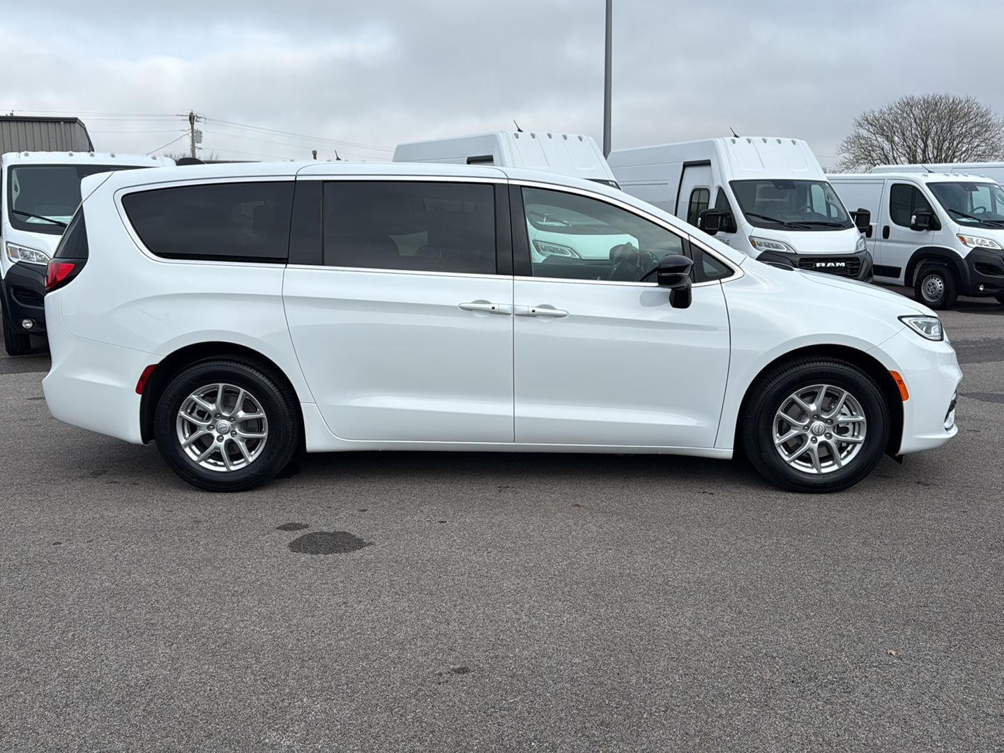 2026 Chrysler Pacifica photo 4