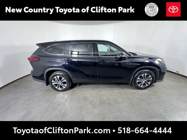 2022 Toyota Highlander XLE photo 2